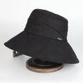 Détail d'un chapeau de soleil noir à large bord avec cordon coupe-vent et logo en métal - Réglable / Noir