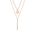 Primer plano de collar de doble capa en oro rosa con colgantes circular y rectangular - Oro rosa