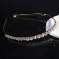 Elegante diadema de metal dorado con cristales de circonita sobre fondo de mármol negro - Dorado (C9312)