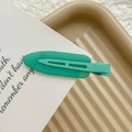 Dettaglio di un fermaglio per capelli a becco d'anatra verde menta opaco su sfondo rigato - Verde pino neon