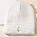 Minimalistische weiße Strickmütze mit zarter Gänseblümchen-Stickerei und Umschlag - Einheitsgröße / Weiß
