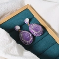 Elegante Ohrringe mit natürlicher Süßwasserperle und lila Amethyst in einer Geschenkbox - Amethyst Ohrring-Set