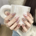 Détail de faux ongles œil de chat rose avec strass brillants tenant une tasse blanche - Grand (L) / Rose Pourpre Diamant Scintillant Œil de Chat Courte Ballerine (1481)