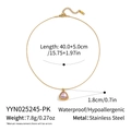 Detaillierte Ansicht der vergoldeten Edelstahlkette mit rosa Zirkon-Dreiecksanhänger - Rosa Dreieck Stil (YYN025245-PK)