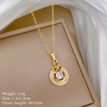 Macro-opname van gouden klaverhanger met kristallen op een luxe sieradendoosje - Goud (F444)