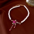 Dettaglio di collana di perle vintage con pendente fiore di strass rosa e nappe - Stile Fiore Rosa Catena d'Oro