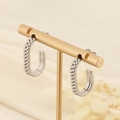 Pendientes vintage en U de plata con textura de engranaje sobre soporte dorado - Forma de U Color Plata (KE112719-SP)
