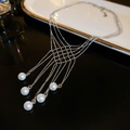Zilveren meerlaagse mesh fringe ketting met vijf elegante witte parelhangers - Zilver
