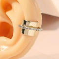 Eleganter vergoldeter Ohrmanschette mit Kristallbesatz, am Ohr für einen modernen Look - Gold