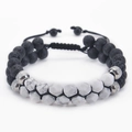 Dettaglio del bracciale in ematite a doppio strato con pietra lavica e perle di marmo - Bracciale in Howlite Bianca