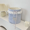 Détail du panier de rangement à rayures bleues avec dentelle et nœud rose - Rayures bleues coeur
