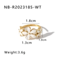 Dettaglio anello fiore dorato con diametro 1,8cm e larghezza del fiore di 1,3cm - Bianco