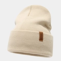Berretto unisex in maglia crema con etichetta in similpelle dallo stile minimalista - Beige