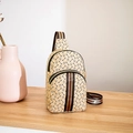 Marsupio beige stampato con iconica tracolla a nastro rosso e verde su legno - Cachi