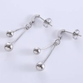 Boucles d'oreilles clous en C argentées avec chaînes à billes sur fond blanc épuré - Couleur Acier