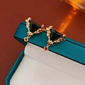 Orecchini vintage in argento dorato con triangolo in onice nero e gemma rossa - Perno in Argento 925/Rame/Pietra Nera / Nero (Placcato in oro reale)