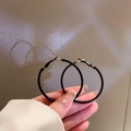 Detailopname van minimalistische matzwarte oorringen met een moderne gladde metalen afwerking - 11# Mat Zwart Geometrische Ring (Zilveren Naald)