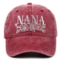 Détail de la broderie argentée NANA sur une casquette de baseball en coton lavé bordeaux - Bordeaux