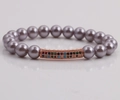Détail du bracelet en perles lavande avec barre en or rose et zircons sur miroir - Violet