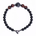 Dettaglio del bracciale magnetico da 6mm con perline nere, cuore e occhio di tigre - Occhio di Tigre Rosso
