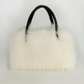 Borsa tote in ecopelliccia bianca con consistenza soffice e manici in pelle nera in studio - Bianco
