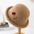 Vista de detalle del sombrero de pescador oso de peluche marrón con lazo rojo - 56-58cm / Camel