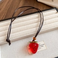 Détail du collier pendentif fraise en résine rouge avec feuille verte et cordon en cuir - Style Rouge Transparent (项链-透明-红色)