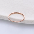 Minimalistischer Ring aus Edelstahl in Roségold mit facettiertem Rautenmuster - US 5 / Roségold
