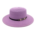 Détail du chapeau de paille violet avec calotte plate et boucle en cuir - Violet Taro