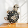 Primo piano dettaglio di spilla tartaruga strass vintage, accessorio animale in cristallo. - Grande Tartaruga Nera Lucida Con Arti Mobili. Dimensioni: 65*41*24 Cm. Peso: 29 G.