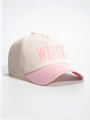 Detailaufnahme der WIFEY-Stickerei und feinen Nähte auf der zweifarbigen Baseballkappe - Einheitsgröße / Cremeweiß und Rosa