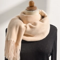 Écharpe beige à chevrons pour femmes avec texture douce et détails à franges - Orange Clair