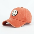 Dettaglio della toppa ricamata con sorriso su cappello da baseball in cotone lavato - Adulto / Rosso Arancio
