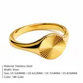 Minimalistische 18K vergulde roestvrijstalen zegelring met zonnestraalmotief voor dames ring - US 5 / Zonnestraal Ronde Stijl (YD25023) / Goud