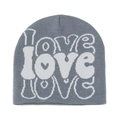 Dettaglio del berretto in maglia grigia con motivo jacquard LOVE bianco e trama - M (56-58cm) / Grigio