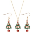 Dettaglio parure collana e orecchini albero di Natale in smalto verde e finitura oro - Albero di Natale in vaso