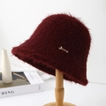 Gros plan sur un chapeau bob en peluche bordeaux avec logo métallique Paris doré sur support - Bordeaux
