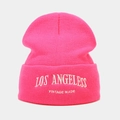 Detalle del gorro de punto rosa vibrante con bordado vintage blanco de Los Ángeles - Rosa Brillante