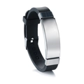 Gros plan du bracelet en silicone noir réglable avec plaque en acier inoxydable polie - Argenté