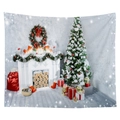 Detalle del tapiz navideño con chimenea, árbol decorado y cajas de regalos festivos - Estilo 1 / 95*73cm (Tela Cepillada)