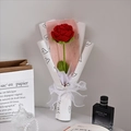 Handgestrickter roter Rosenstrauß in Herzpapier mit weißer Schleife verpackt - Langes Gestricktes Bouquet Aus Roten Rosen