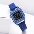 Dettaglio dell'orologio quadrato blu con ghiera di cristalli e quadrante stellato - Blu