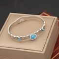 Silbernes Evil Eye Manschettenarmband mit Türkissteinen und Kristallen auf einer Box - Welle Hohl Türkis Stil(2#)