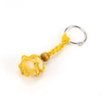 Détail d'un porte-clés en filet tissé jaune avec pierre naturelle et perle en bois - Pierre jaune