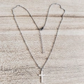 Macro di pendente a croce in argento con catena a sfere su legno chiaro naturale - Argento