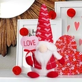 Dettaglio gnomo di San Valentino con cappello a cuori e cartello rosa con scritta LOVE - Stile Uomo