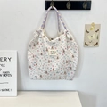 Detail van de witte canvas tas met reliëf, paarse handvatten en schattige beer - Sneeuwvlokbeer