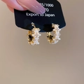 Vista macro dettagliata degli orecchini a C placcati oro 14K con perle e cristalli - Oro