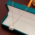 Orecchini eleganti in argento placcato oro con perla bianca e cornice in zirconi - Collana / Collana d'Oro (Acciaio al Titanio)