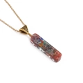 Collana aurora in resina e pietra fatta a mano con filo di rame su sfondo bianco - Ciondolo Orgonite in Resina di Pietra Colorata + Catena in Acciaio Inossidabile Dorata